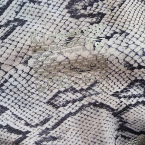 Cheeky Fit Snake Print Leggings in Gray - Picture 3 of 5